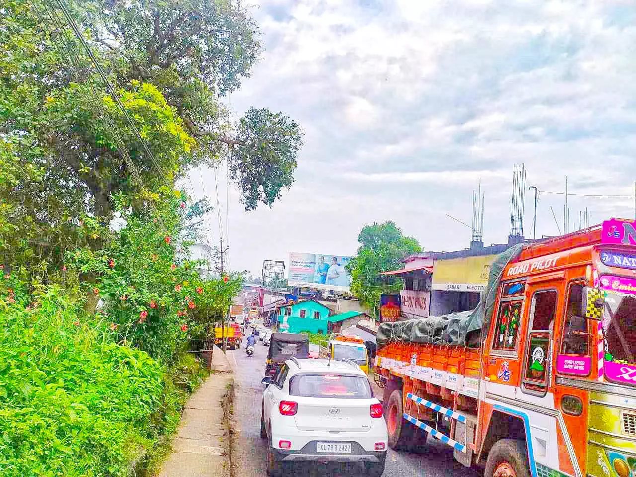 ഭാരവാഹന ഡ്രൈവർമാർക്ക് വെല്ലുവിളി; കയറ്റം കയറാനാവാതെ മാഹി ആശുപത്രി ജങ്​ഷൻ