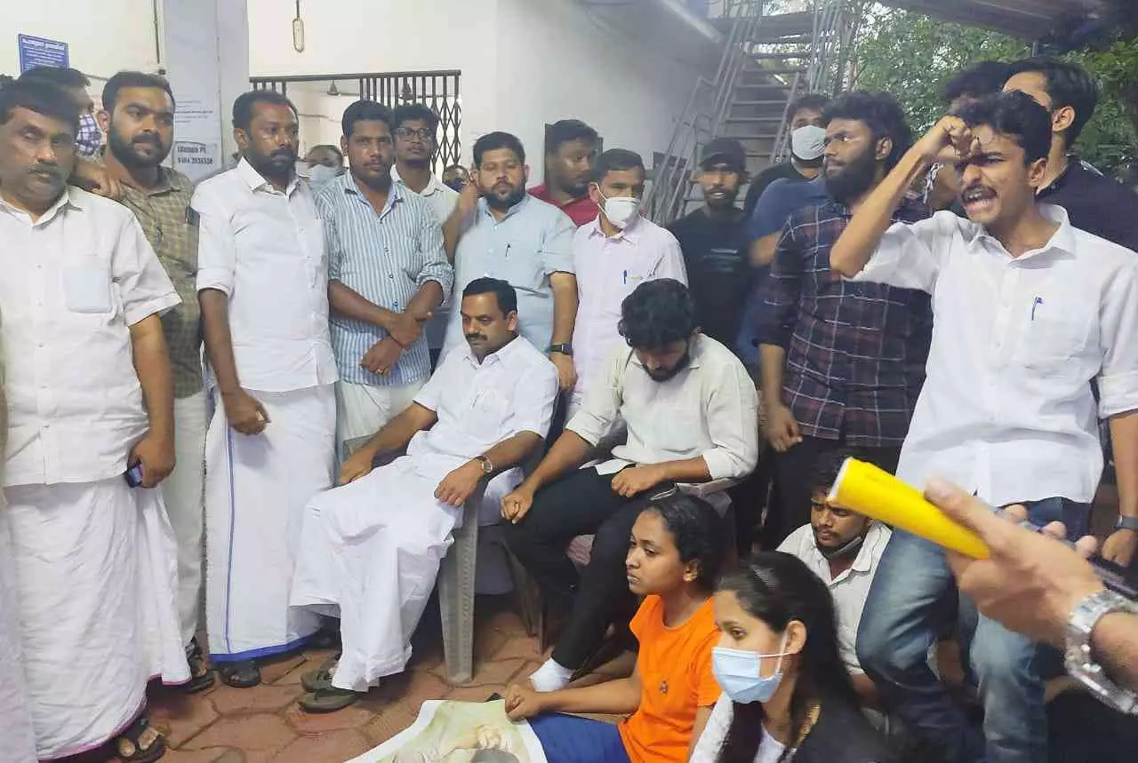 നിയമവിദ്യാർഥിനിയുടെ ആത്മഹത്യ: എസ്.പിക്ക് പരാതി നൽകാനെത്തിയ സഹപാഠികളെ കസ്‌റ്റഡിയിലെടുത്തു