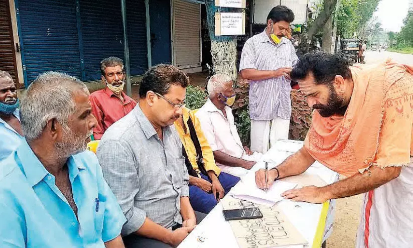 Collection of signatures at stations against railway negligence