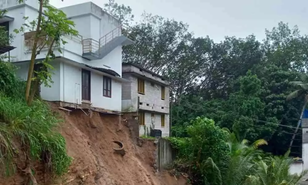 വീട് അപകടാവസ്ഥയിൽ; മാറി താമസിക്കാൻ ഒരുങ്ങി കുടുംബം