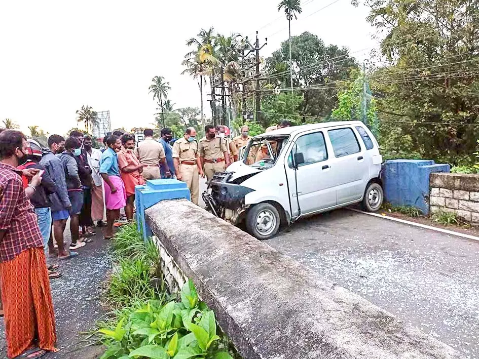 മുല്ലശ്ശേരി പാലത്തിൽ വാഹനാപകടം