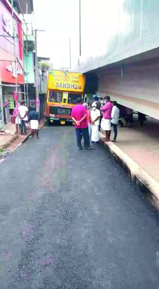 പദ്ധതി തയാറാക്കിയതിൽ പിഴവെന്ന്​ ആ​േരാപണം കണ്ടെയ്​നർ ലോറി പാലത്തിനടിയിൽ കുടുങ്ങി   കണ്ടെയ്നർ ലോറി പാലത്തിനടയിൽ കുടുങ്ങി