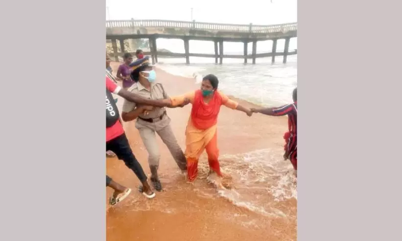 ദുരിതാശ്വാസ ക്യാമ്പില്‍നിന്ന്​ ഒഴിപ്പിച്ചവർ കടലില്‍ ചാടി ആത്മഹത്യക്കൊരുങ്ങി