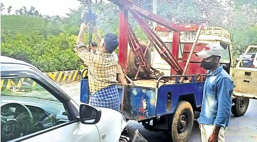 വ​യ​നാ​ട് ചു​ര​ത്തി​ൽ നാ​ലി​ട​ത്ത് അ​പ​ക​ടം; മ​ണി​ക്കൂ​റു​ക​ൾ ഗ​താ​ഗ​ത ത​ട​സ്സം