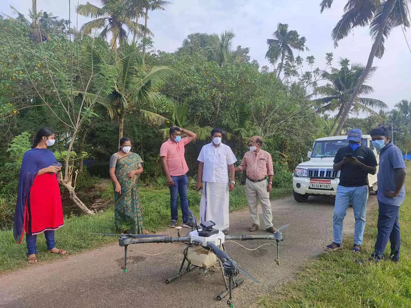 നെല്ലിന് മരുന്ന് തളിക്കാൻ ഡ്രോൺ