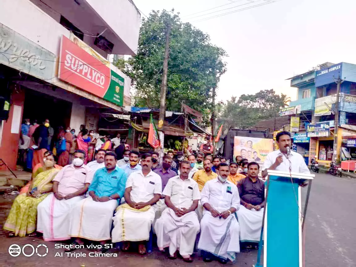 സര്‍ക്കാര്‍ ഇന്ധനവില കുറയ്​ക്കാത്തതില്‍ ധര്‍ണ നടത്തി