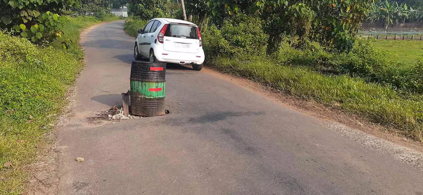 കോഴിപ്പാടത്ത് റോഡിടിഞ്ഞ് അപകടാവസ്ഥയില്‍