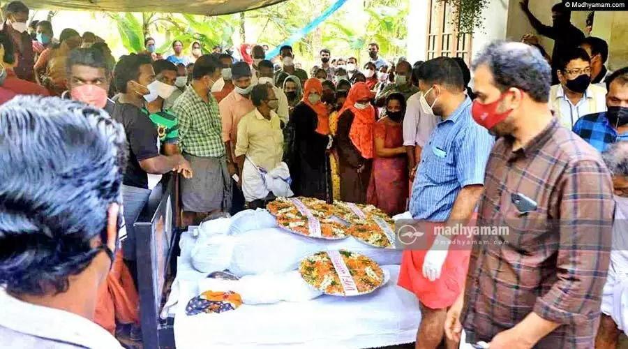 ദേ​ഹ​മാ​സ​ക​ലം പൊ​ള്ള​ലേ​റ്റ് പി​ട​യു​മ്പോ​ഴും പ്രിയ പറഞ്ഞു -  ഞങ്ങളെ രക്ഷിക്കരുത്... പ്രകാശേട്ട​െൻറ അടുത്തെത്തണം