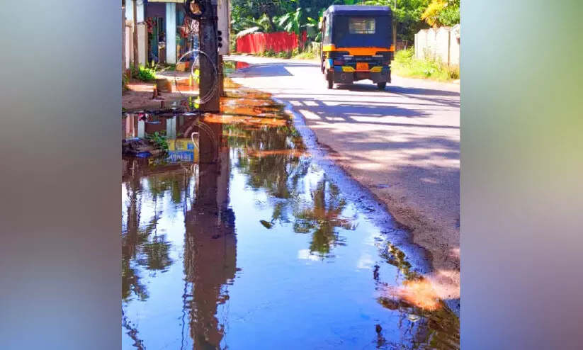 വെള്ളംകുടി മുട്ടുമോ? പൊ​ന്ന്യം പാ​ലത്ത്​ പൈപ്പ്​ പൊട്ടി കുടിവെള്ളം പാഴാകുന്നു