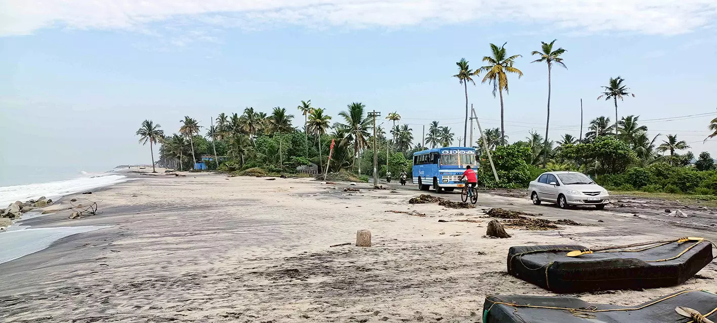 അപകട മുനമ്പിൽ പെരുമ്പള്ളി തീരദേശ റോഡ് ഏത് നിമിഷവും കടലെടുക്കും