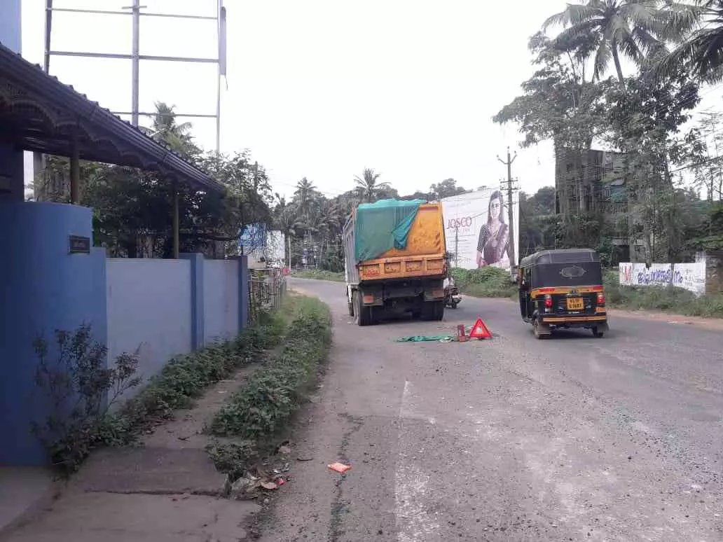 അമിതഭാരവുമായി വന്ന ലോറി ഏഴ് ദിവസമായി റോഡില്‍