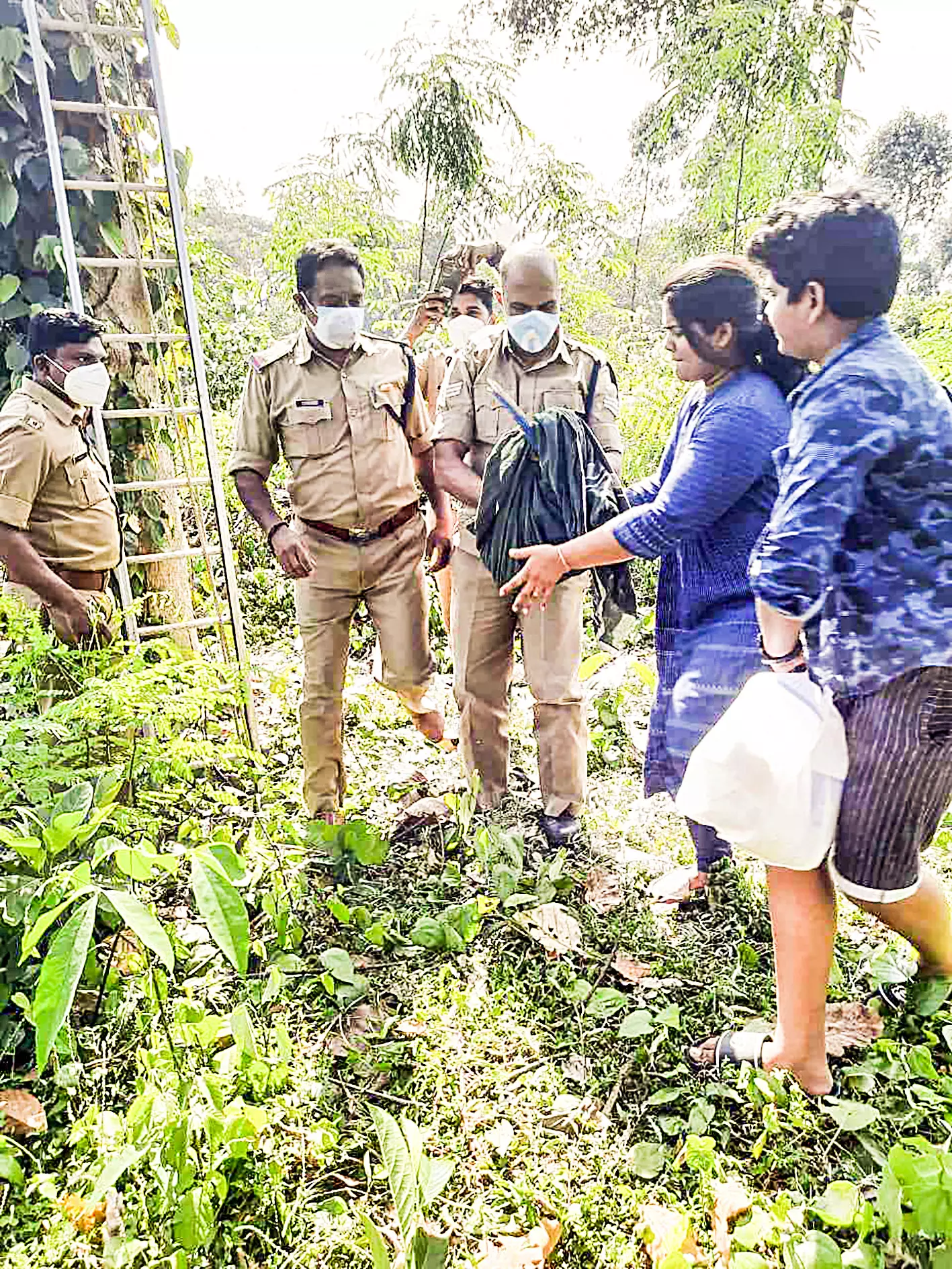 സാമി​െൻറയും സൈറയുടെയും പ്രാർഥന ദൈവം കേട്ടു ; പ്രിയപ്പെട്ട തത്തയെ തിരികെ ലഭിച്ചു