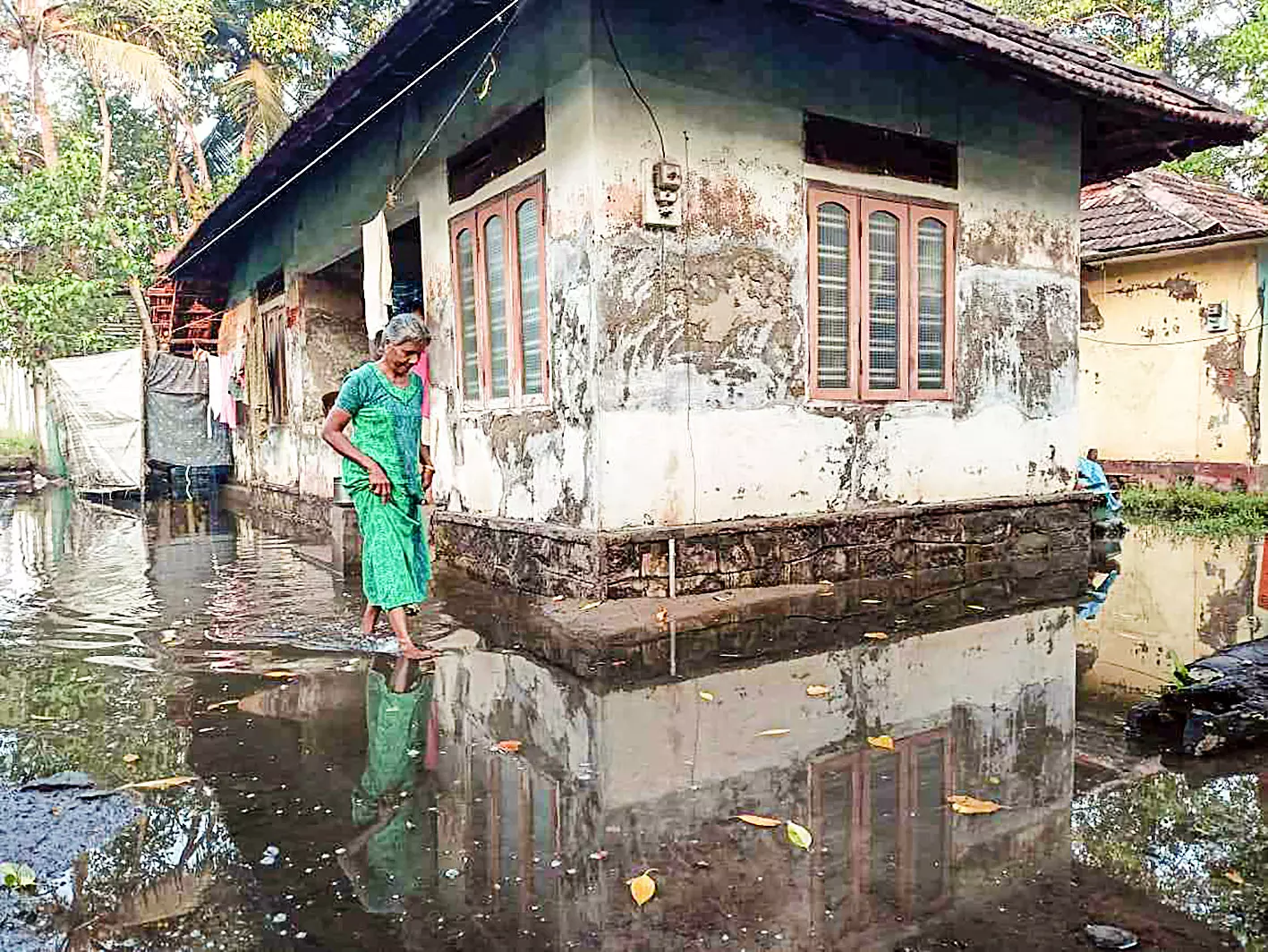 വേലിയേറ്റ ദുരിതം ഒഴിയുന്നില്ല  ചളി നിറഞ്ഞു വീടുകൾ