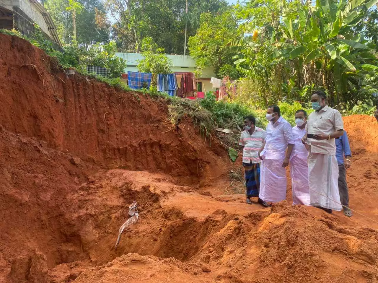 മണ്ണിടിച്ചിലുണ്ടായ സ്ഥലം എം.എൽ.എയും തഹസിൽദാരും സന്ദർശിച്ചു