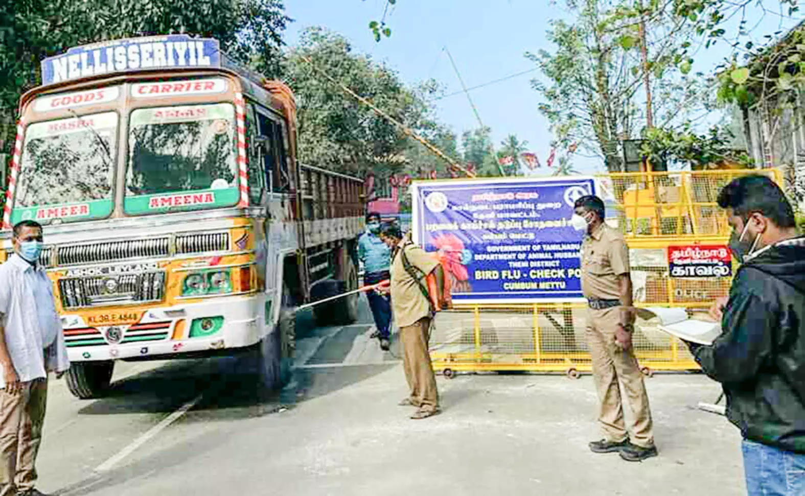 പക്ഷിപ്പനി:  അതിർത്തിയിൽ ജാഗ്രത, വാഹനങ്ങൾ അണുമുക്തമാക്കുന്നു