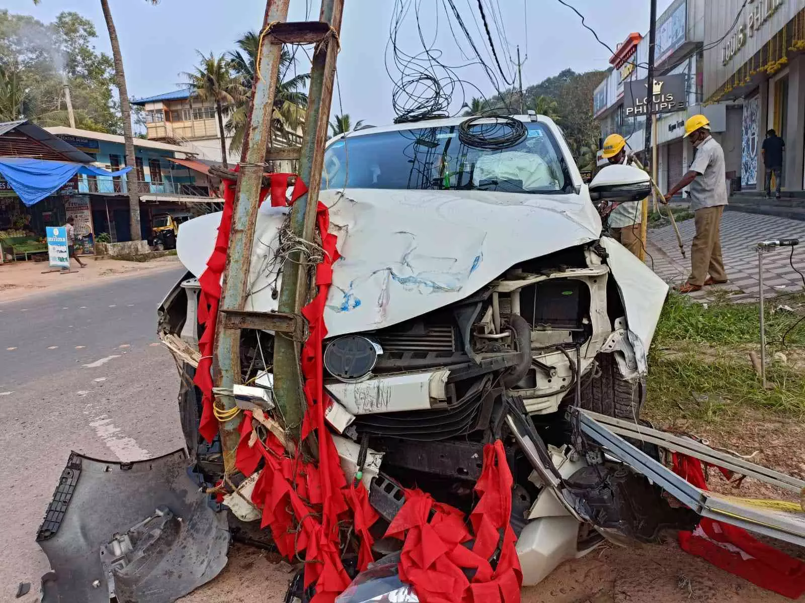 കാർ വൈദ്യുതി തൂണിലിടിച്ചു