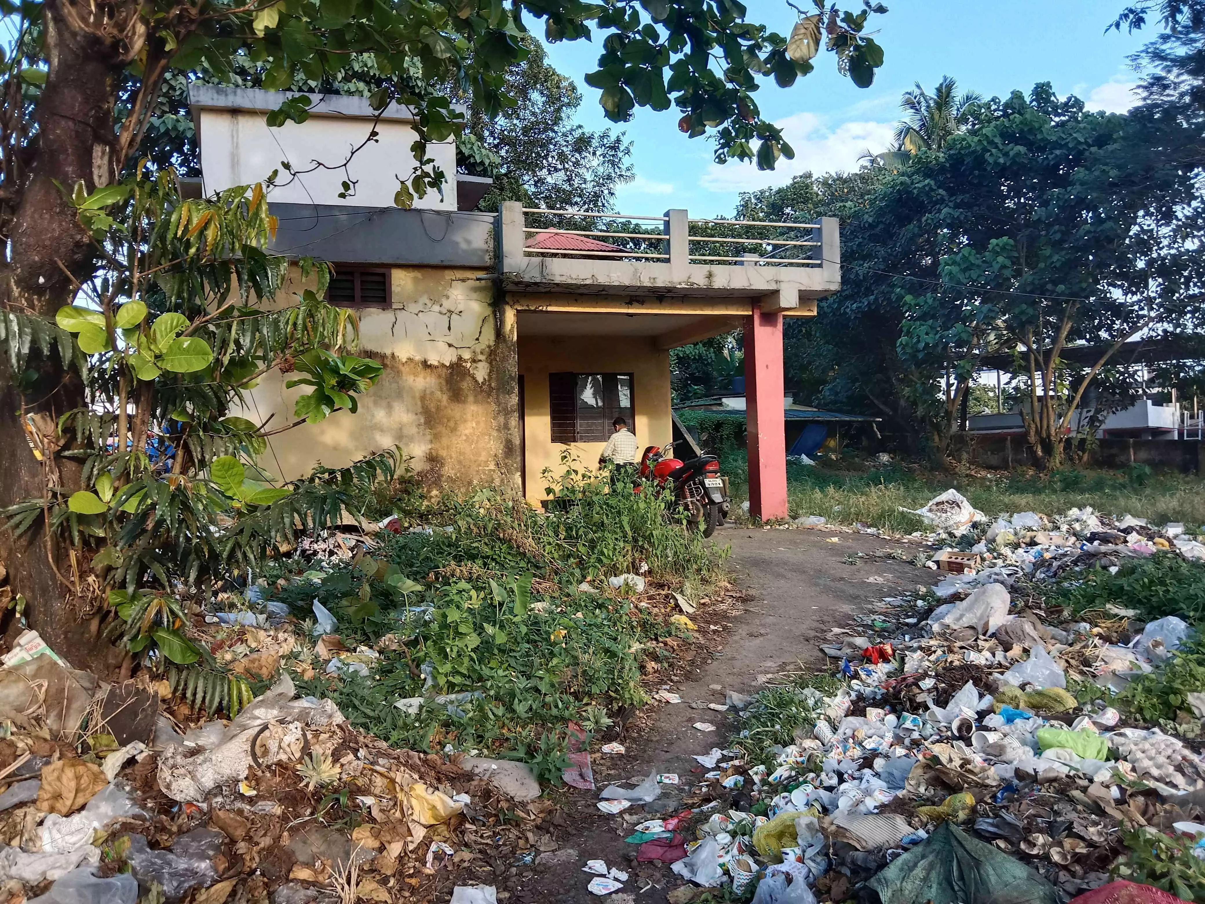 അഞ്ചൽ പഴയ പൊലീസ് സ്​റ്റേഷൻ വളപ്പിൽ വീണ്ടും മാലിന്യക്കൂമ്പാരം