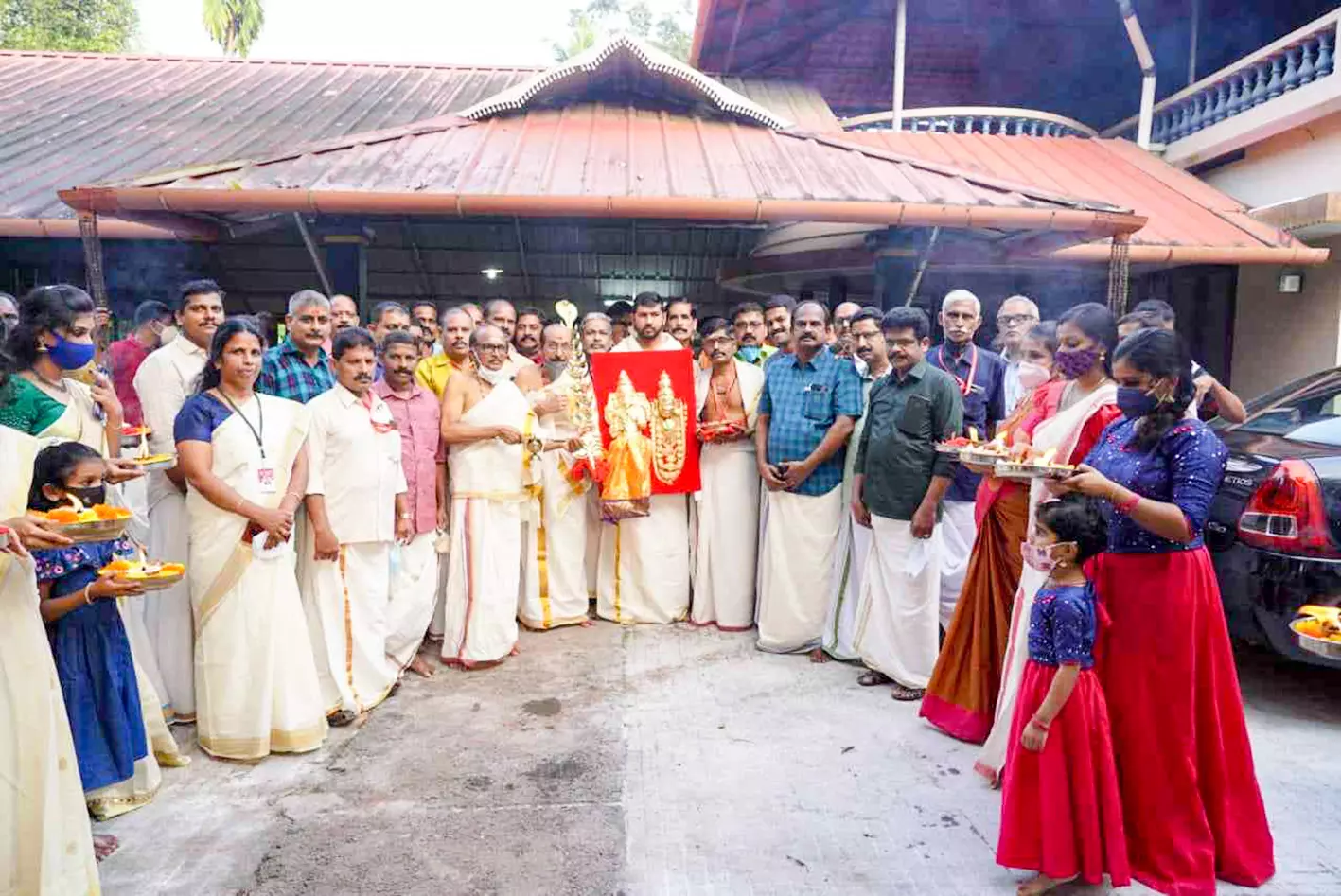 തിരുവൈരാണിക്കുളത്ത്​ പാര്‍വതിദേവിയുടെ നട തുറന്നു