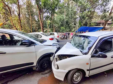 എം.സി റോഡിൽ മൂന്ന്​ കാർ കൂട്ടിയിടിച്ചു