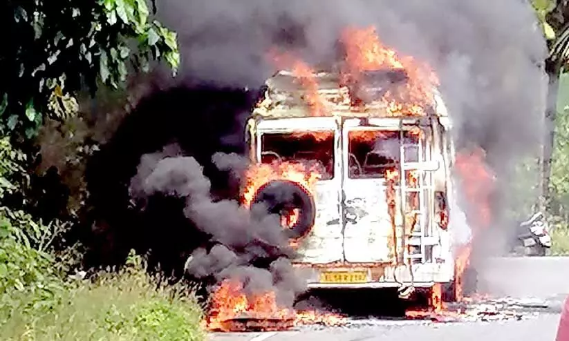 കുറ്റ്യാടി ചുരത്തിൽ ട്രാവലർ കത്തി നശിച്ചു; യാ​ത്ര​ക്കാ​ർ ര​ക്ഷ​പ്പെ​ട്ടു