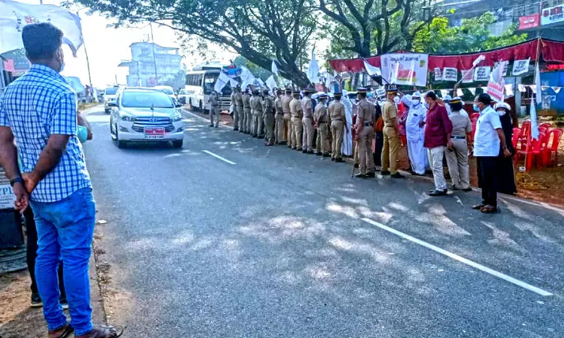 മുഖ്യമന്ത്രി കാണാതിരിക്കാൻ എയിംസ്​ സമരത്തിന്​ പൊലീസ്​ വേലി