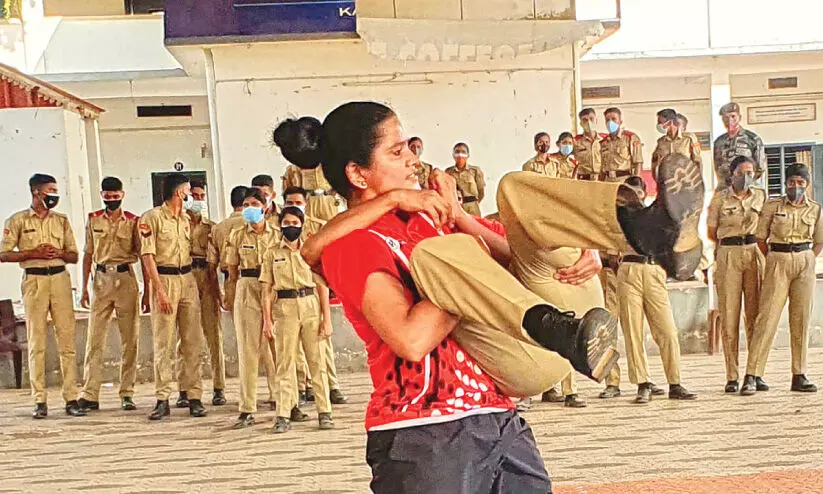 ഇനി ഞങ്ങൾ നേരിടും; സ്വയം സുരക്ഷക്ക്​ സജ്ജരായി പെൺകുട്ടികൾ