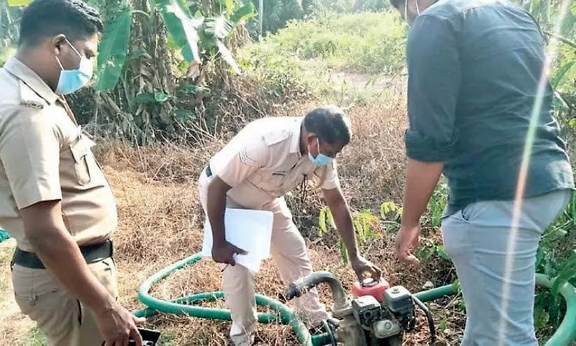 ഗ​വ. കോ​ൺ​ട്രാ​ക്ട​റു​ടെ മോ​ഷ​ണം പോ​യ  പ​മ്പ് സെ​റ്റ് കു​റ്റി​ക്കാ​ട്ടി​ൽ