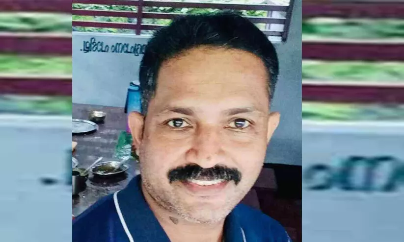 ദമ്പതികൾ സഞ്ചരിച്ച ബൈക്കിൽ ടിപ്പർ ലോറിയിടിച്ച് ഭർത്താവിന് ദാരുണാന്ത്യം