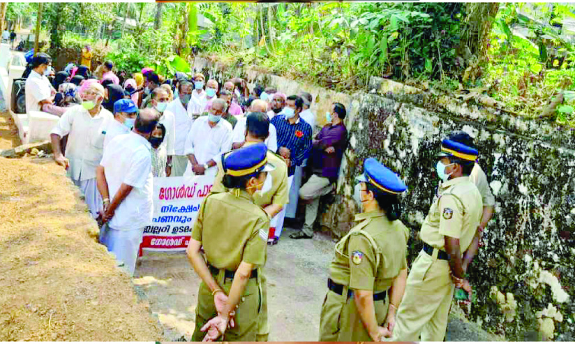 ഗോൾഡ്​ പാലസ്​ നിക്ഷേപ തട്ടിപ്പ്​ കേസ്: പ്രതിയുടെ താ​മ​സ​സ്ഥ​ല​ത്തേ​ക്ക് ഇരകളുടെ മാർച്ച്