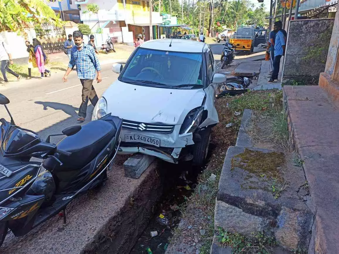 നിയന്ത്രണംവിട്ട കാർ ഇടിച്ച് ബൈക്ക് യാത്രികന് പരിക്ക്