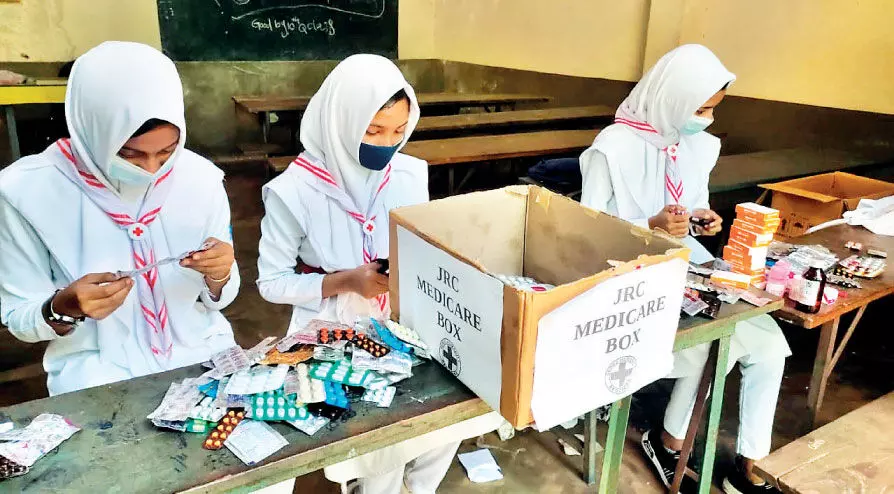 Valakkulam KHM High School JRC Allopathic medicines were collected by the members