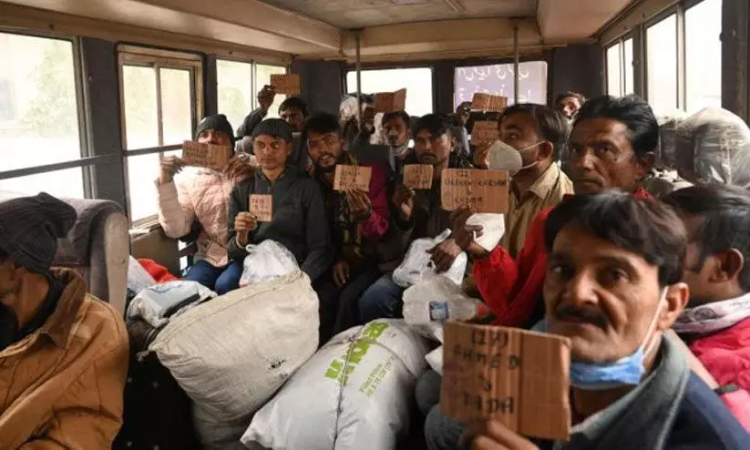 മുട്ടുകുത്തി ഇന്ത്യയുടെ മണ്ണിൽ ചുംബിച്ച്​ പാകിസ്​താൻ വിട്ടയച്ച 20 മത്സ്യത്തൊഴിലാളികൾ