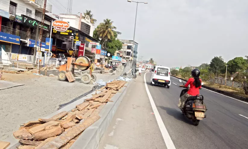 കൊ​ര​ട്ടി ജ​ങ്ഷ​നി​ൽ സ​ർ​വി​സ് റോ​ഡ്​ നി​ർ​മാ​ണം പു​രോ​ഗ​മി​ക്കു​ന്നു