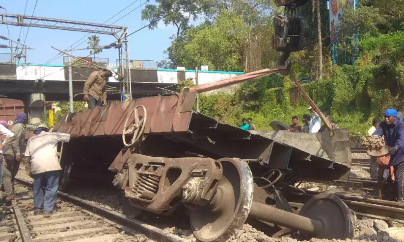 അ​റ്റ​കു​റ്റ​പ്പ​ണി പൂ​ർ​ത്തി​യാ​യി; ​ട്രെ​യി​നു​ക​ൾ ഓ​ടി​ത്തു​ട​ങ്ങി