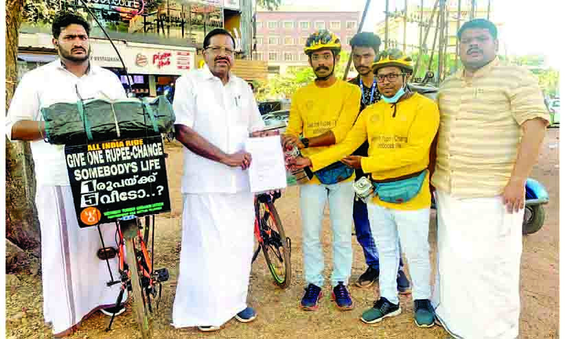 നിർധനർക്കായി സൈക്കിൾ യാത്ര; റ​നീ​ഷി​നും നി​ജി​നും രാ​ഹു​ലി‍ന്‍റെ അ​ഭി​ന​ന്ദ​നം