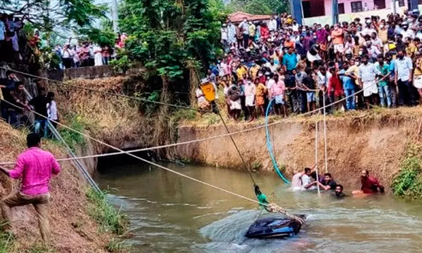 മ​ണ​വാ​ട്ടി​ക്ക് ക​ല്യാ​ണ​പ്പു​ട​വ ന​ൽ​കാനുള്ള യാ​ത്ര​ മൂന്നുപേരുടെ അന്ത്യയാത്രയായി; ന​ടു​ക്കം മാ​റാ​തെ ഇ​ള​മാ​ട് ഗ്രാ​മം