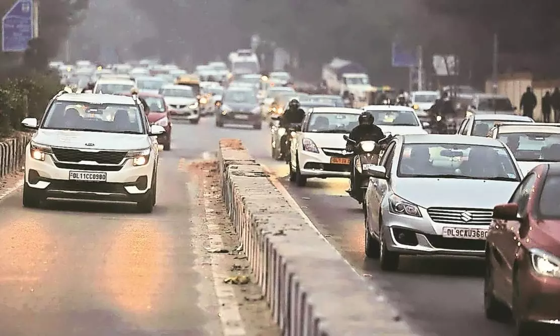 കാറിന്‍റെ പിൻഭാഗത്ത് മധ്യത്തിലിരിക്കുന്ന യാത്രക്കാർക്കും മൂന്ന് പോയന്റ് സീറ്റ് ബെൽറ്റ് നിർബന്ധമാക്കി സർക്കാർ