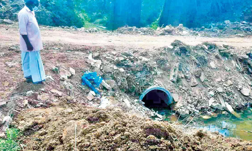 ദേ​ശീ​യ​പാ​ത ന​വീ​ക​ര​ണം: തോട് മ​ണ്ണി​ട്ട് നി​ക​ത്തി, നീ​രൊ​ഴു​ക്ക്​ ത​ട​സ്സ​പ്പെ​ടു​മെ​ന്ന്​ ആ​ശ​ങ്ക