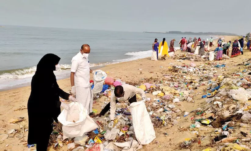 കീഴൂർ കടൽതീരത്തുനിന്ന്​ നീക്കിയത് നാലുടൺ പ്ലാസ്റ്റിക് മാലിന്യം