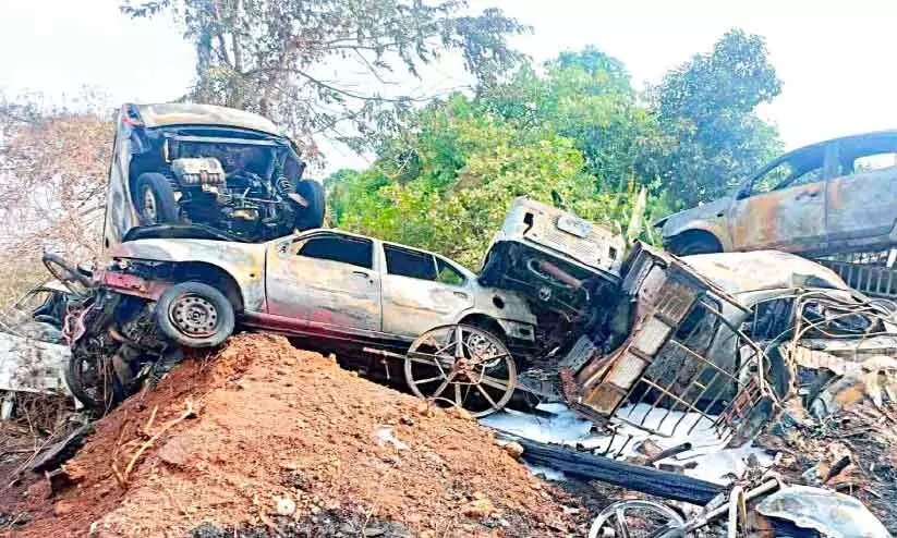 വാളകത്ത് തീപിടിത്തം; പതിനഞ്ചോളം വാഹനങ്ങൾ കത്തി നശിച്ചു