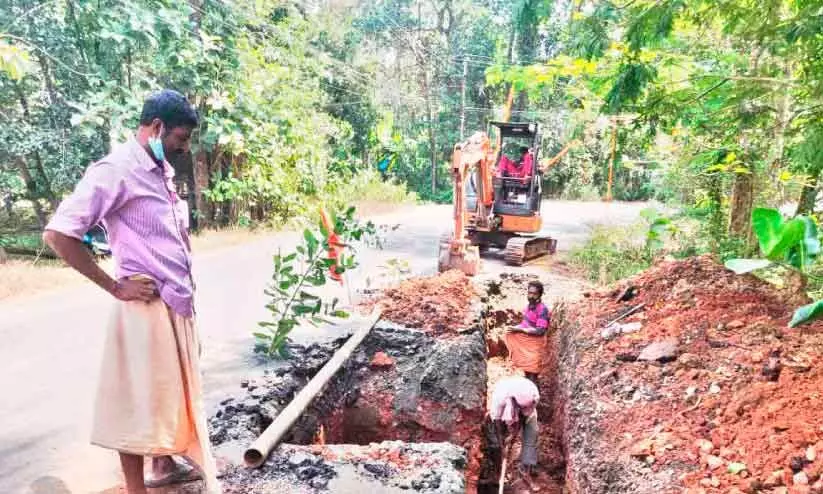 ടാ​റി​ങ്ങി​​ന്‍റെ ചൂ​ടാ​റും മു​മ്പേ റോ​ഡ് ത​ക​ർ​ത്ത് ജ​ല അ​തോ​റി​റ്റി