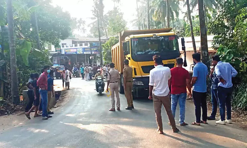 അധ്യാപകന്റെ മരണം നാടിനെ കണ്ണീരിലാഴ്ത്തി; ടിപ്പറുകൾ വീണ്ടും ജീവനെടുക്കുന്നു