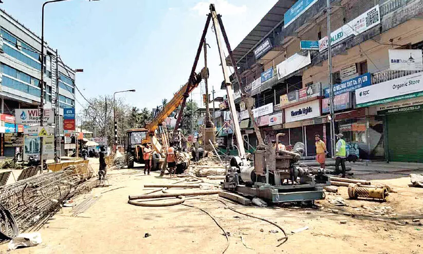 ഗു​രു​വാ​യൂ​ർ മേ​ൽ​പാ​ലം: പൈ​ലി​ങ് വൈ​കു​ന്നു