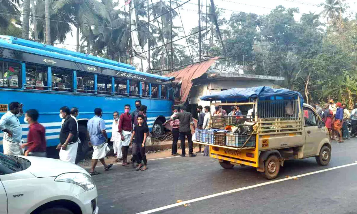 ബസ് കടയിലേക്ക് ഇടിച്ചുകയറി; ഒഴിവായത് വൻ ദുരന്തം