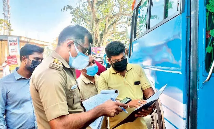 വിദ്യാർഥിനി ബസിൽനിന്ന് തെറിച്ചുവീണ സംഭവം: ഡ്രൈവറുടെ ലൈസൻസ് സസ്സ്പെൻഡ് ചെയ്തു