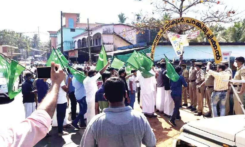 പർദയിട്ട അധ്യാപികക്ക് വിലക്ക്; പ്രതിഷേധവുമായി സംഘടനകൾ