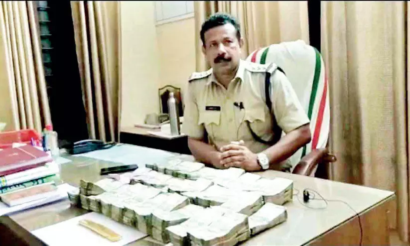 Half a crore smuggled illegally Rupee and one kg of gold