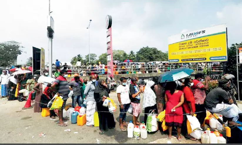 അലകും പിടിയും വേർപെട്ട് ശ്രീലങ്ക