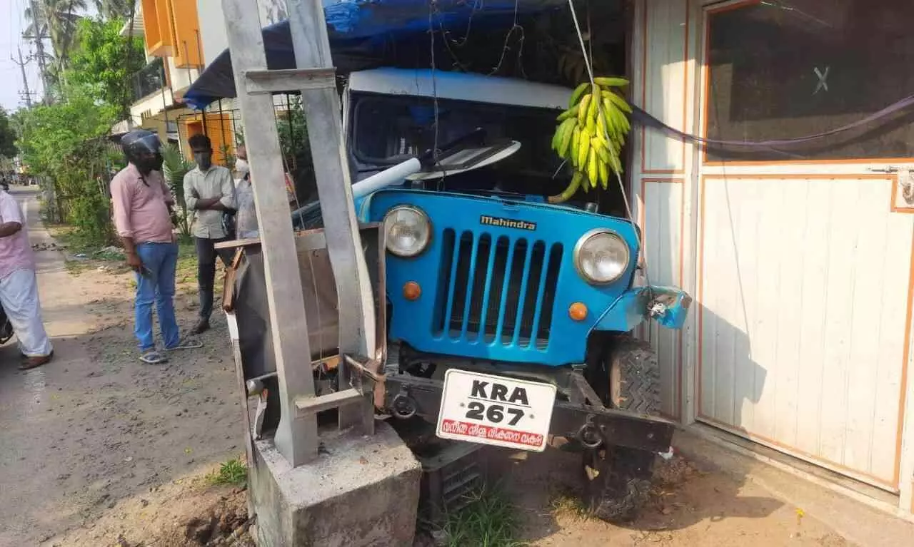 ശിശു വികസന വകുപ്പിൻറെ ജീപ്പ് അപകടത്തിൽപ്പെട്ട് രണ്ടു പേർക്ക് പരിക്ക്