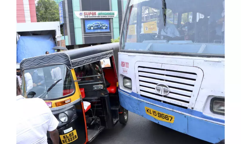 സൈഡ്​ നൽകാത്തത്​ ചോദ്യം ചെയ്തതിന്​ ഓട്ടോയിൽ ബസ്​ ഇടിപ്പിച്ചതായി പരാതി